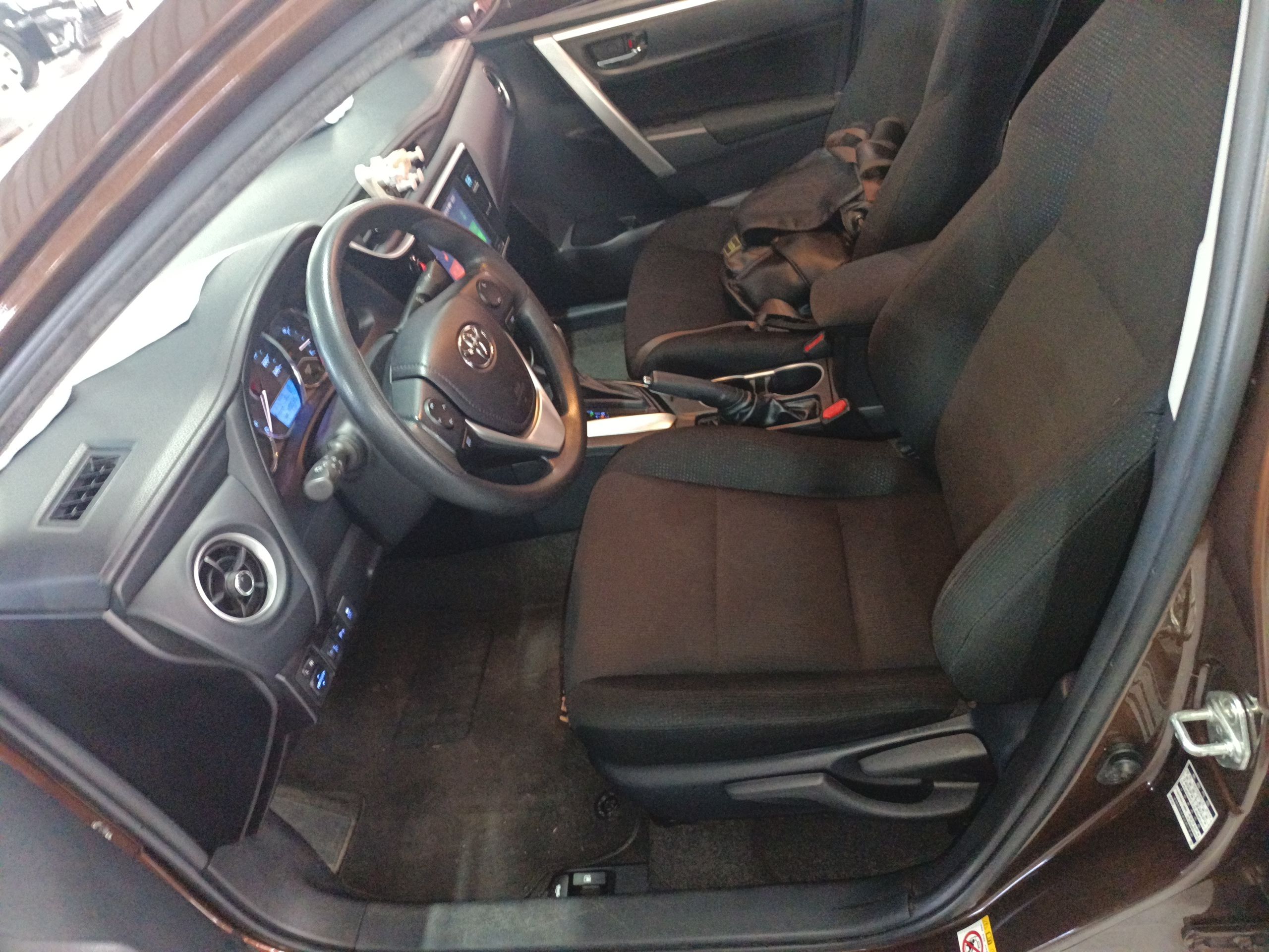 المقاعد الأمامية داخل السيارة