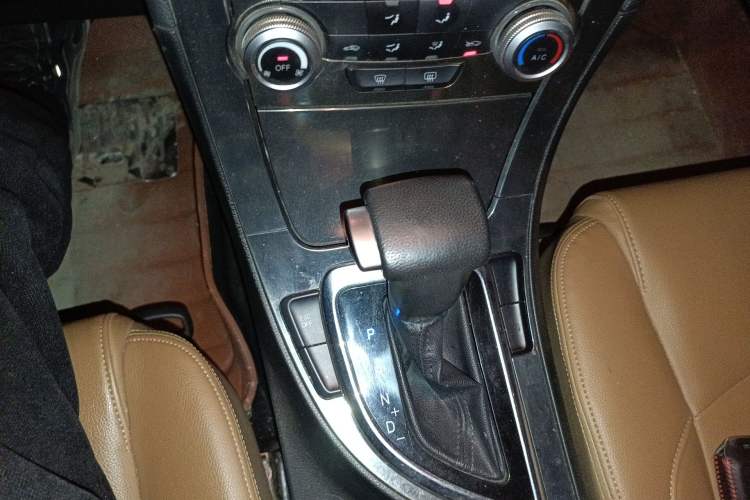 Used Brilliance V5 2016 1.5T Automatic Two-Wheel Drive Smart Version Gear Lever