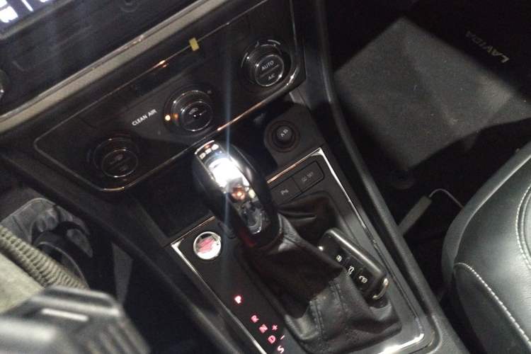 Used Volkswagen Gran Lavida 2017 180TSI DSG Comfort Edition Gear Lever