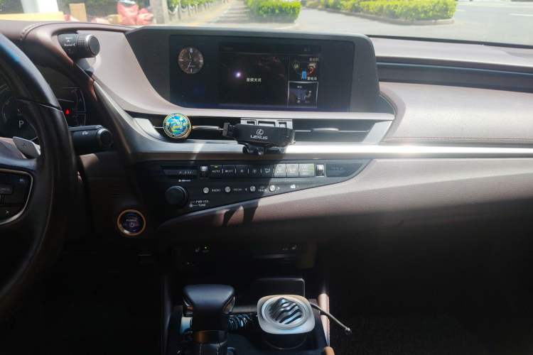 Used Lexus ES 2020 300h Premier Edition