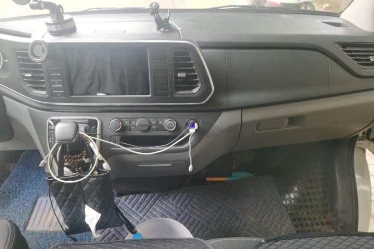 Used SAIC MAXUS Xintu V80 2023 2.0T AMT Classic Aoyuntong Short Wheelbase Ultra-Low Roof 5/6-Seater Center Console