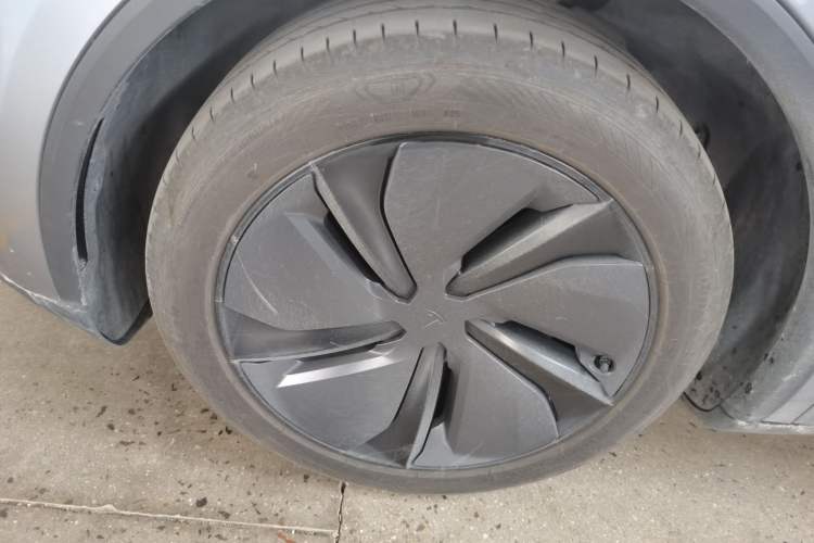 Used Tesla Model Y 2025 Rear-Wheel Drive First Edition Left Front Wheel Hub