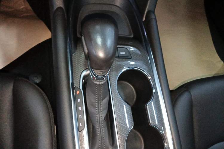 Used Chevrolet Malibu XL 2021 535T Automatic Sport Edition Gear Lever
