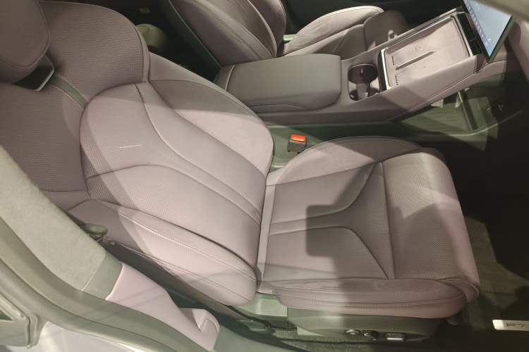 Used XPeng P7 2025 Model—750 All-Wheel-Drive High-Performance Ultra Right Front Seat