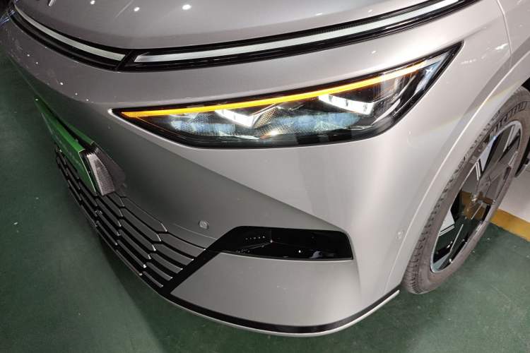 Used XPeng X9 2024 702 Ultra-Long Range Max
