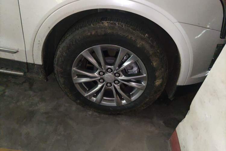 Used Cadillac XT5 2021 2.0T Two-Wheel Drive Luxury Version Right Front Wheel Hub