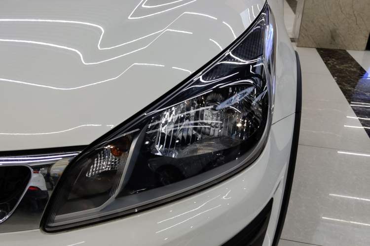 Used Kia KX Cross 2017 1.4L AT GLS Left Front Headlight