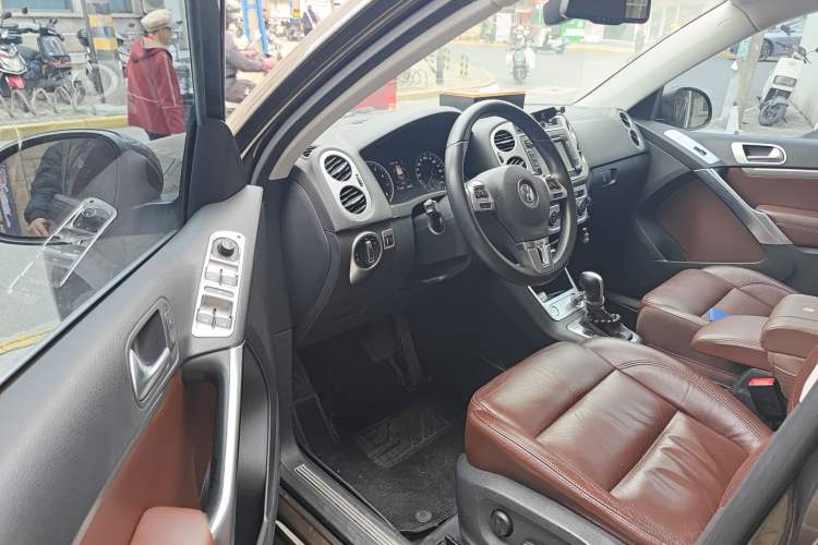 Used Volkswagen Tiguan 2016 300TSI Automatic All-Wheel Drive Luxury Edition Driver Seat