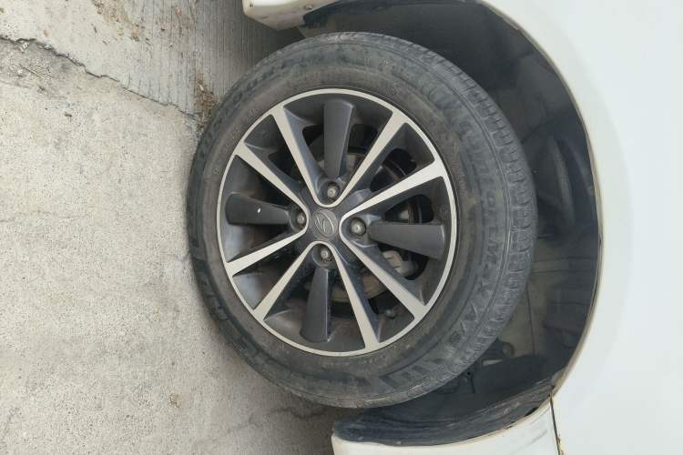 Used Soueast V3 Lingyue 2015 1.5L Manual Style Edition Right Front Wheel Hub