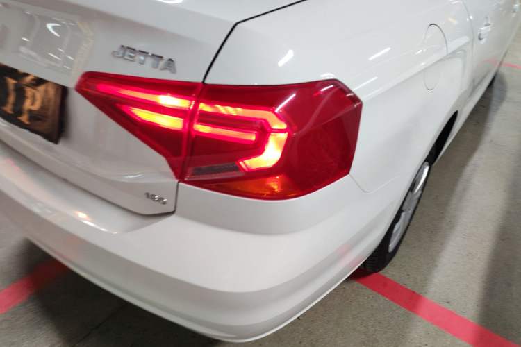 Used Volkswagen Jetta 2017 1.5L Manual Fashion Edition
