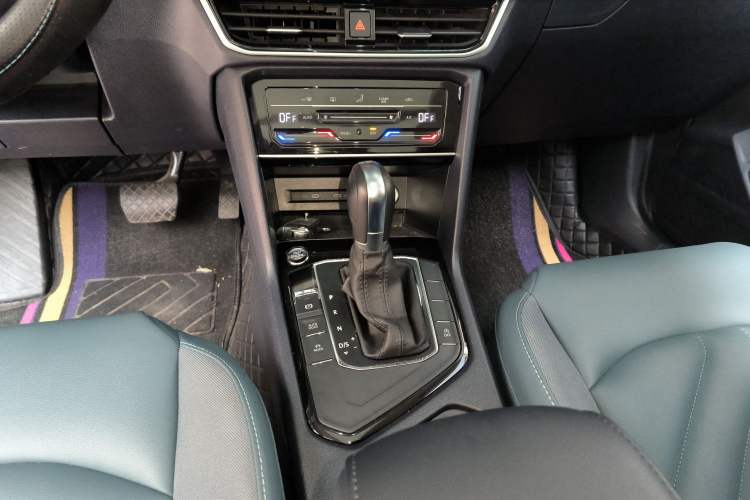 Used Volkswagen Tharu 2023 300TSI Two-Wheel-Drive Full Moon Edition Gear Lever