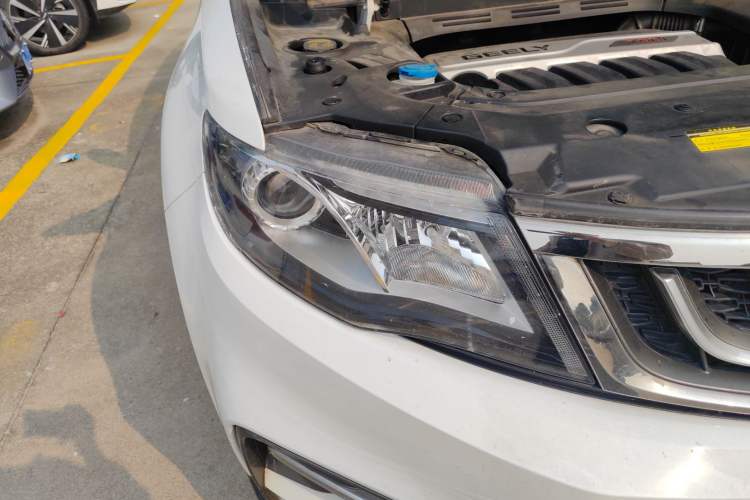 Used Geely Auto Emgrand X7 Sport 2018 1.8TD Automatic Two-Wheel Drive Zhiya Model Right Front Headlight