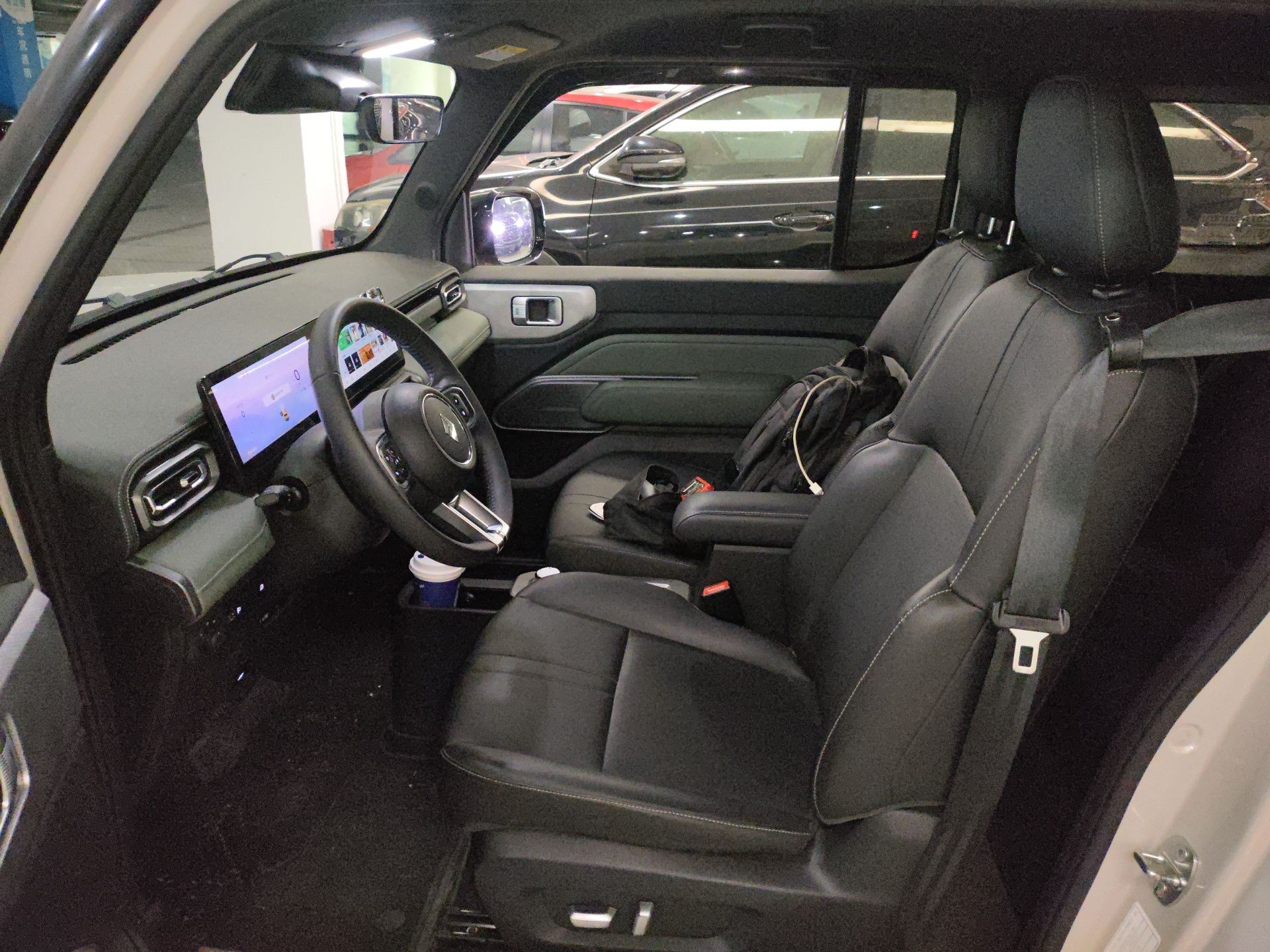 المقاعد الأمامية داخل السيارة