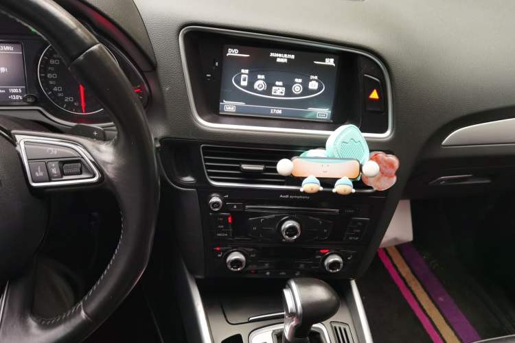 Used Audi Q5 2017 40 TFSI Ambition Edition Audio And AC Panel