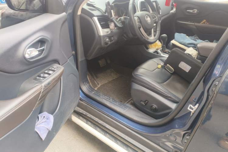 Used Jeep Cherokee 2020 2.0L Two-Wheel Drive Classic Sports Edition Driver Seat