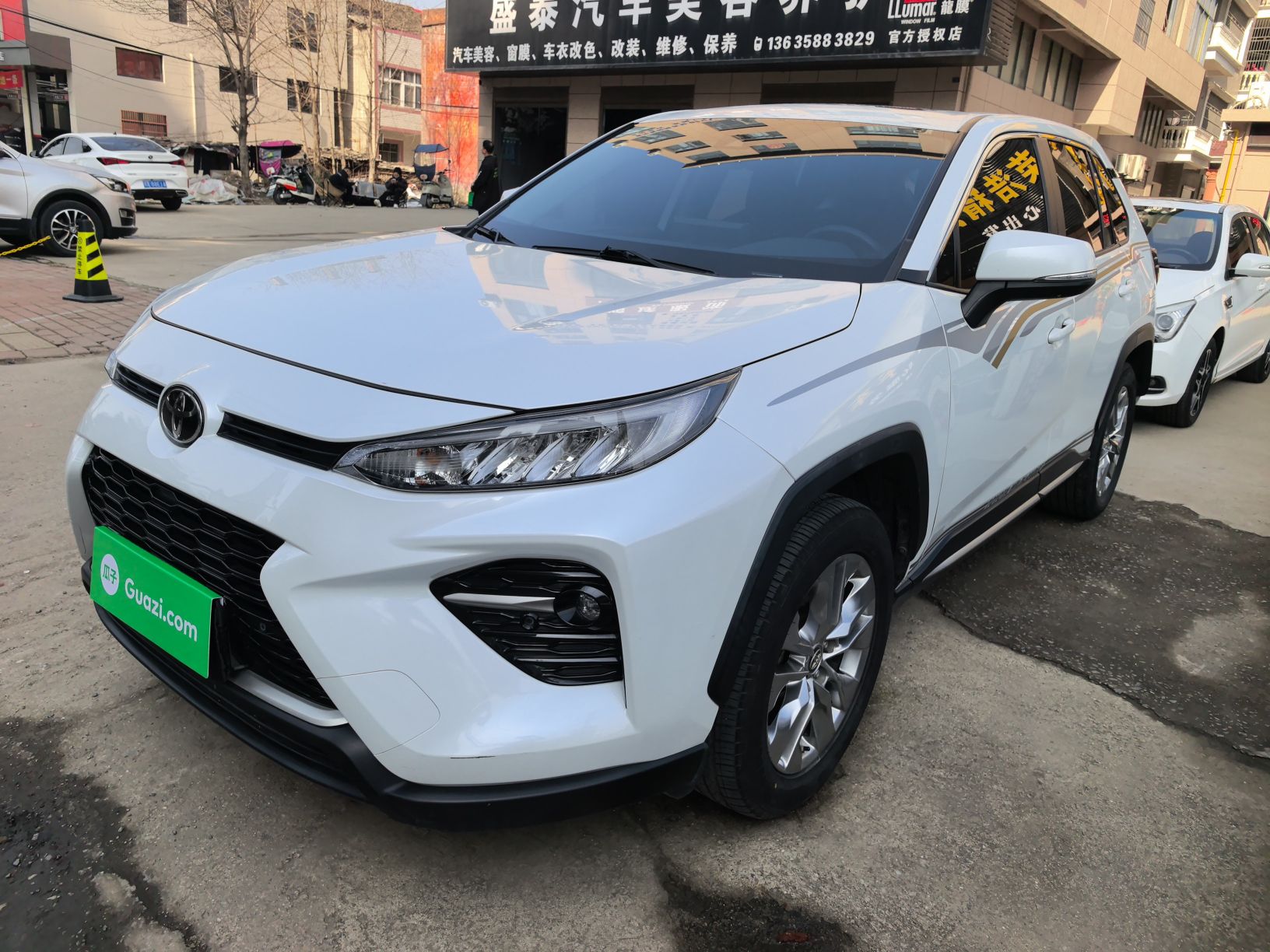 تحت مقدمة السيارة