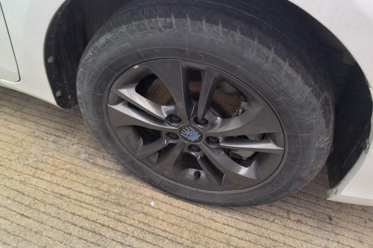 Used BYD Qin New Energy 2017 1.5T Luxury Model Right Front Wheel Hub