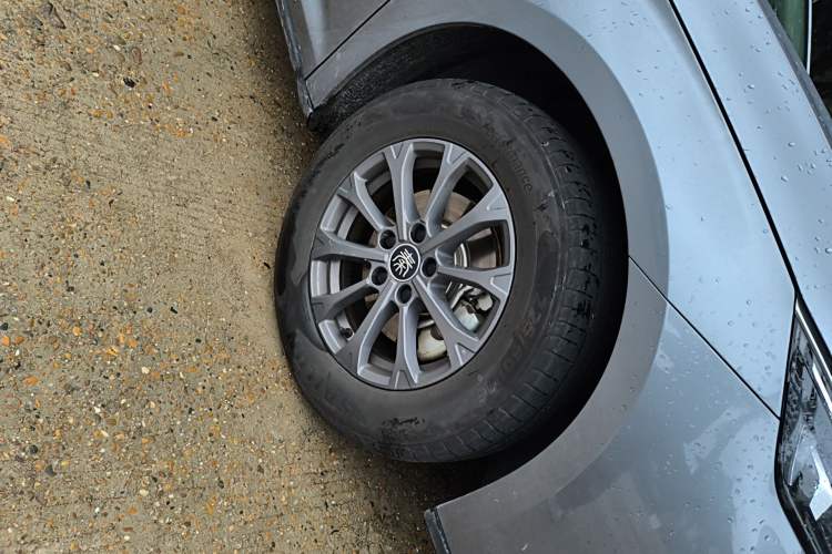 Used BYD Qin L 2024 DM-i 80KM Leading Model Right Front Wheel Hub