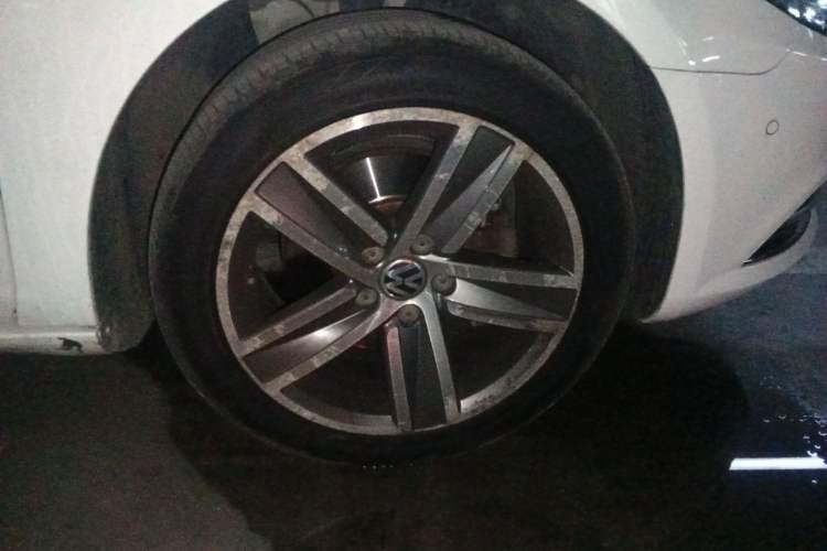 Used Volkswagen FAW-Volkswagen CC 2015 1.8TSI Luxury Model Right Front Wheel Hub