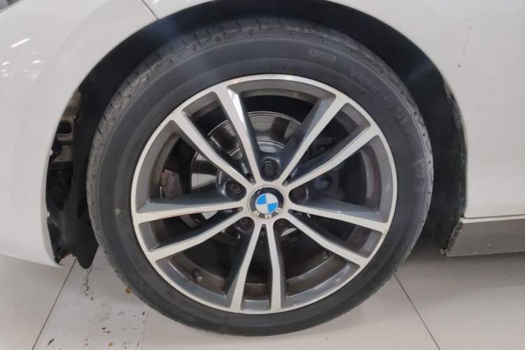 Used BMW 2 Series 2018 220i Convertible Coupe Sports Design Package Left Front Wheel Hub