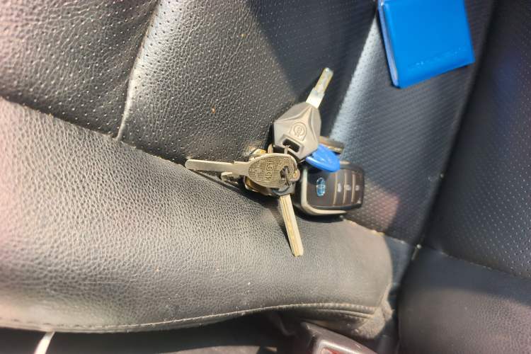 Used Toyota Levin 2017 Revised Dual-Engine 1.8H GS E-CVT Elite Sunroof Version China V Standard Vehicle Key