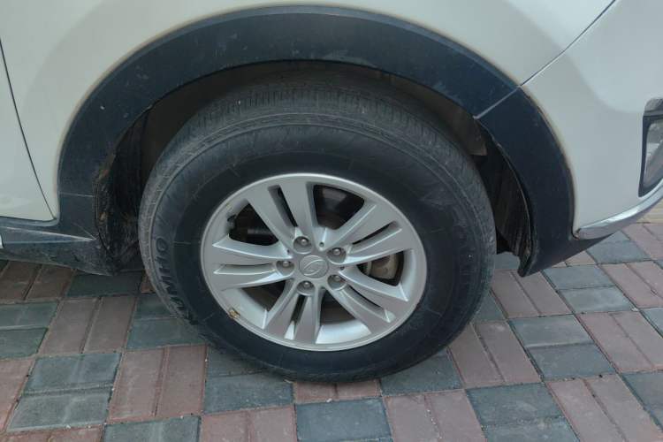 Used Kia Sportage R 2011 2.0L Manual Two-Wheel Drive GL Trim Right Front Wheel Hub