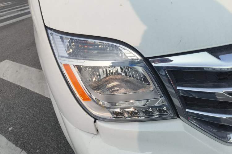 Used SAIC MAXUS Xintu V80 2018 2.5T AMT Elite Edition Short Wheelbase Mid-Roof Design 5-6 Seater Right Front Headlight