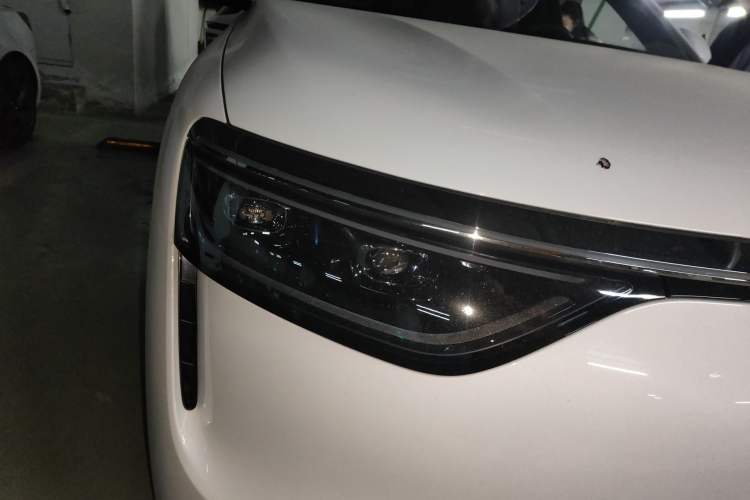 Used Hima AITO M8 2025 Extended-Range Ultra Version 53.4 kWh 5-Seater Edition Right Front Headlight