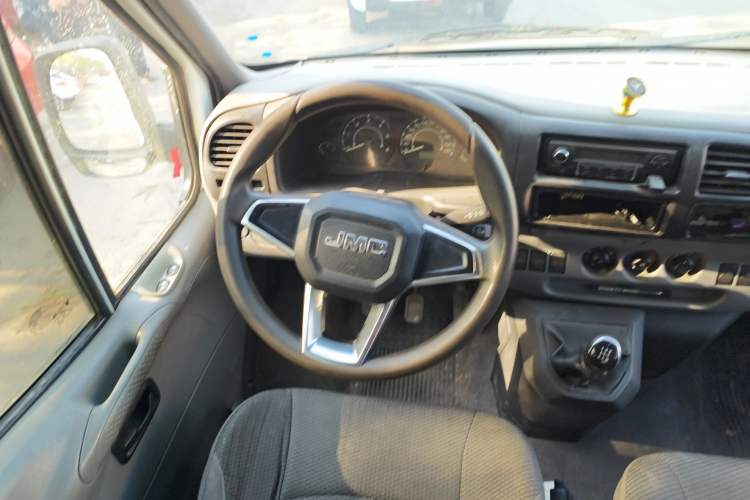 Used JMC Transit 2017 2.8T Commercial Version Short Wheelbase Mid-Roof 6/7/8-Seater JX493 Steering Wheel