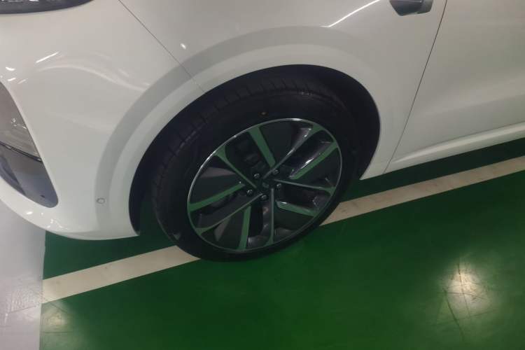 Used Li Auto L6 2024 Pro Model Left Front Wheel Hub