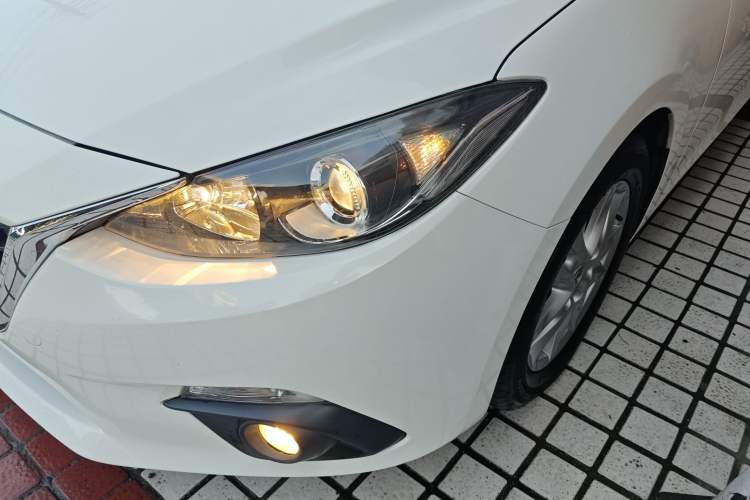 Used Mazda 3 Axela 2016 Sedan 1.5L Automatic Luxury Model
