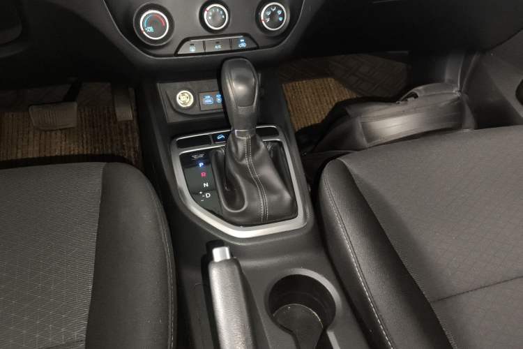 Used Hyundai ix25 2015 1.6L Automatic Two-Wheel Drive Fashionable GS Model Gear Lever