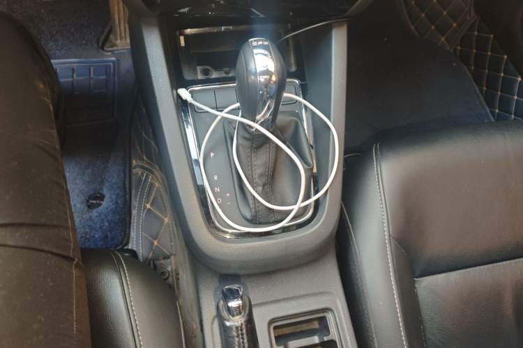 Used Volkswagen Sagitar 2015 230TSI Automatic Comfort Version Gear Lever