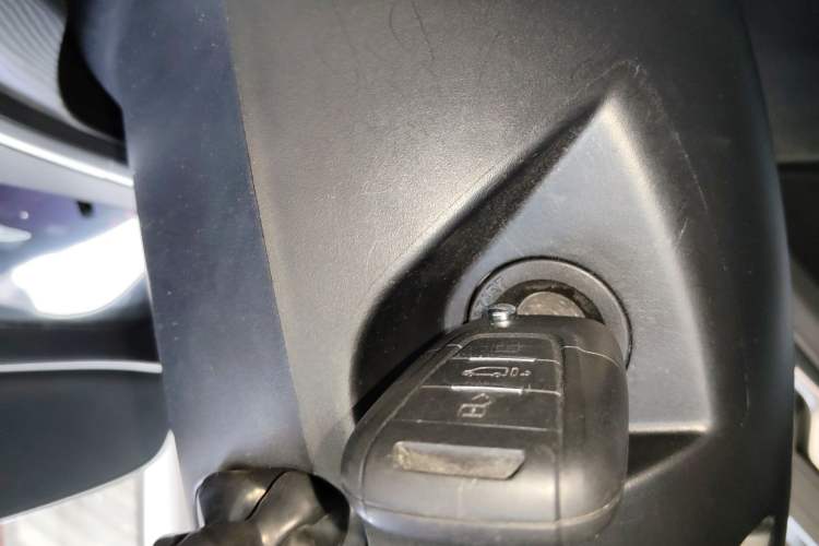 Used SAIC MAXUS Xintu V80 2024 Aotong Value Edition 6AMT Short Wheelbase Mid-Roof Model 127 Ps 5/6 Seats
