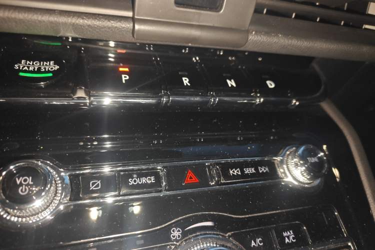 Used Lincoln Corsair 2020 2.0T Two-Wheel Drive Luxury Edition Gear Lever