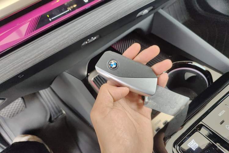 Used BMW 5 Series 2025 530Li Luxury Edition M Sport Package Vehicle Key