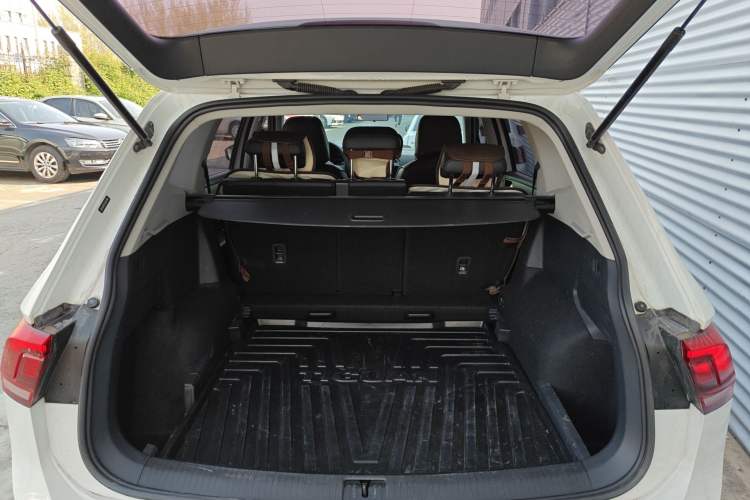 Used Volkswagen Tiguan L 2018 330TSI Automatic Two-Wheel Drive Luxury Edition Trunk