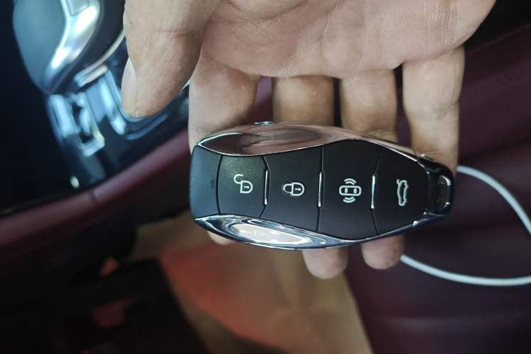 Used Hongqi H5 2024 2.0T Automatic Smart Connect Flagship Edition Vehicle Key