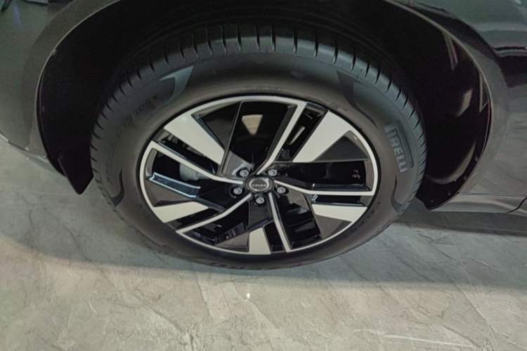 Used Volvo XC60 2026 B5 4x4 Smart Luxury Edition Left Front Wheel Hub