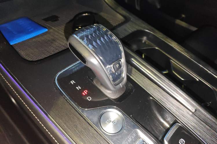 Used GAC Trumpchi GS8 2022 Linghang Series 2.0 TGDI Two-Wheel-Drive Luxury Smart Connectivity Version (7 Seats) Gear Lever