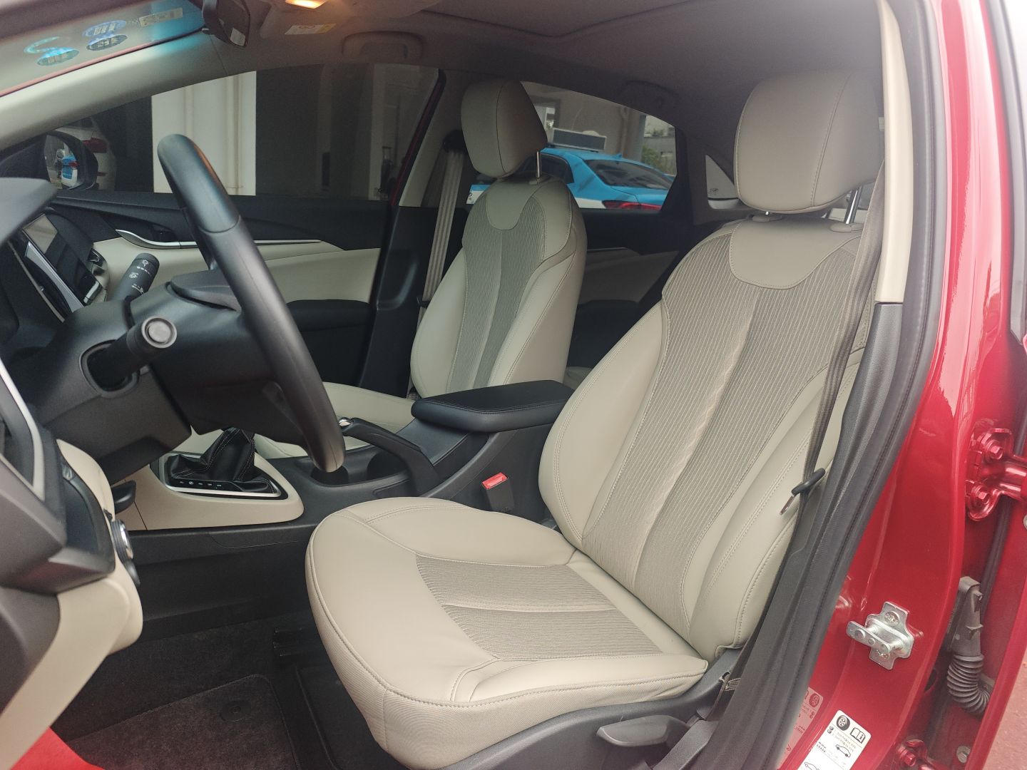 Переднее сиденье в автомобиле