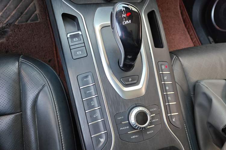 Used Wey VV6 2018 2.0T Two-Wheel-Drive Ultra-Luxury Version China V Standard
