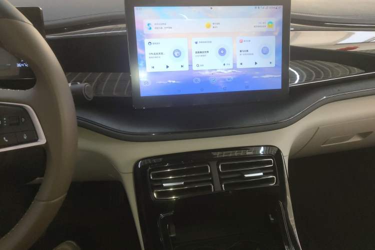 Used BYD Qin PLUS 2024 HONOR Edition DM-i 55KM Leading Model Audio And AC Panel