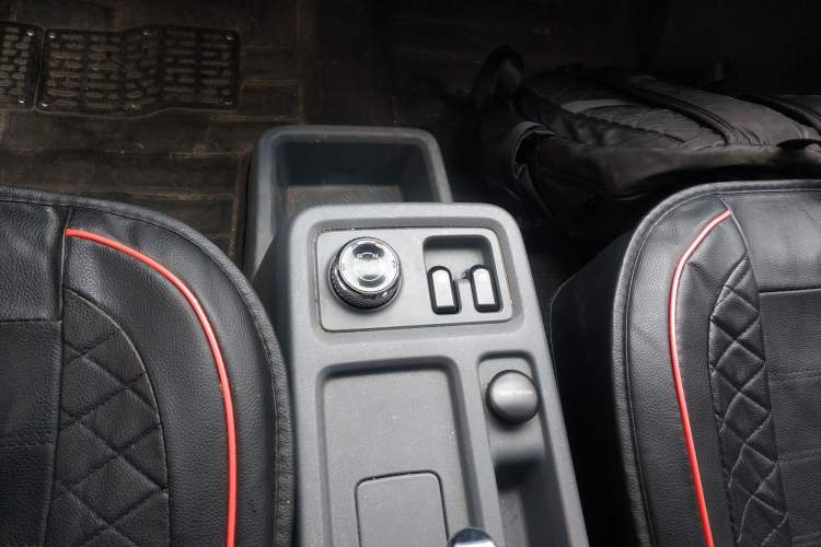 Used Wuling Yangguang 2024 300km Comfort Version with Sealed Windows 60kW Gear Lever