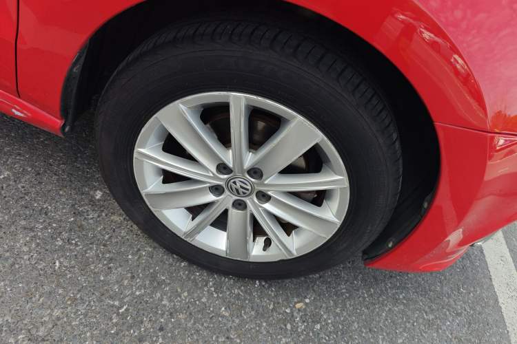 Used Volkswagen Polo 2014 1.4L Automatic Comfort Edition Right Front Wheel Hub