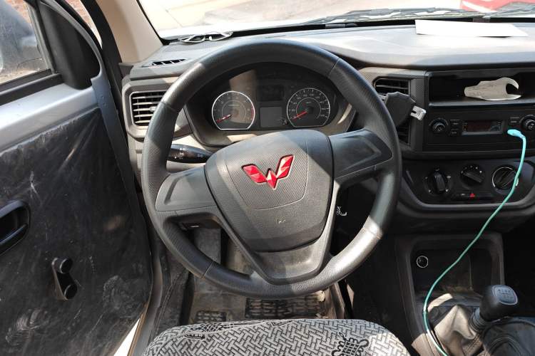 Used Wuling Hongguang V 2022 1.5L Jingqu Edition Electric-Assist LAR Steering Wheel