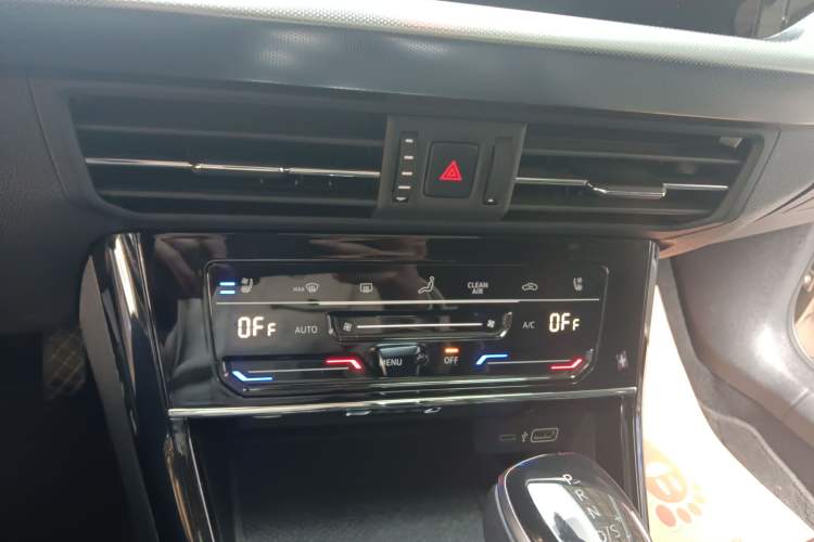 Used Volkswagen Passat 2022 330TSI Luxury Edition Audio And AC Panel