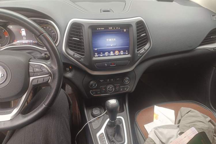 Used Jeep Cherokee 2016 2.4L Professional Smart Version
