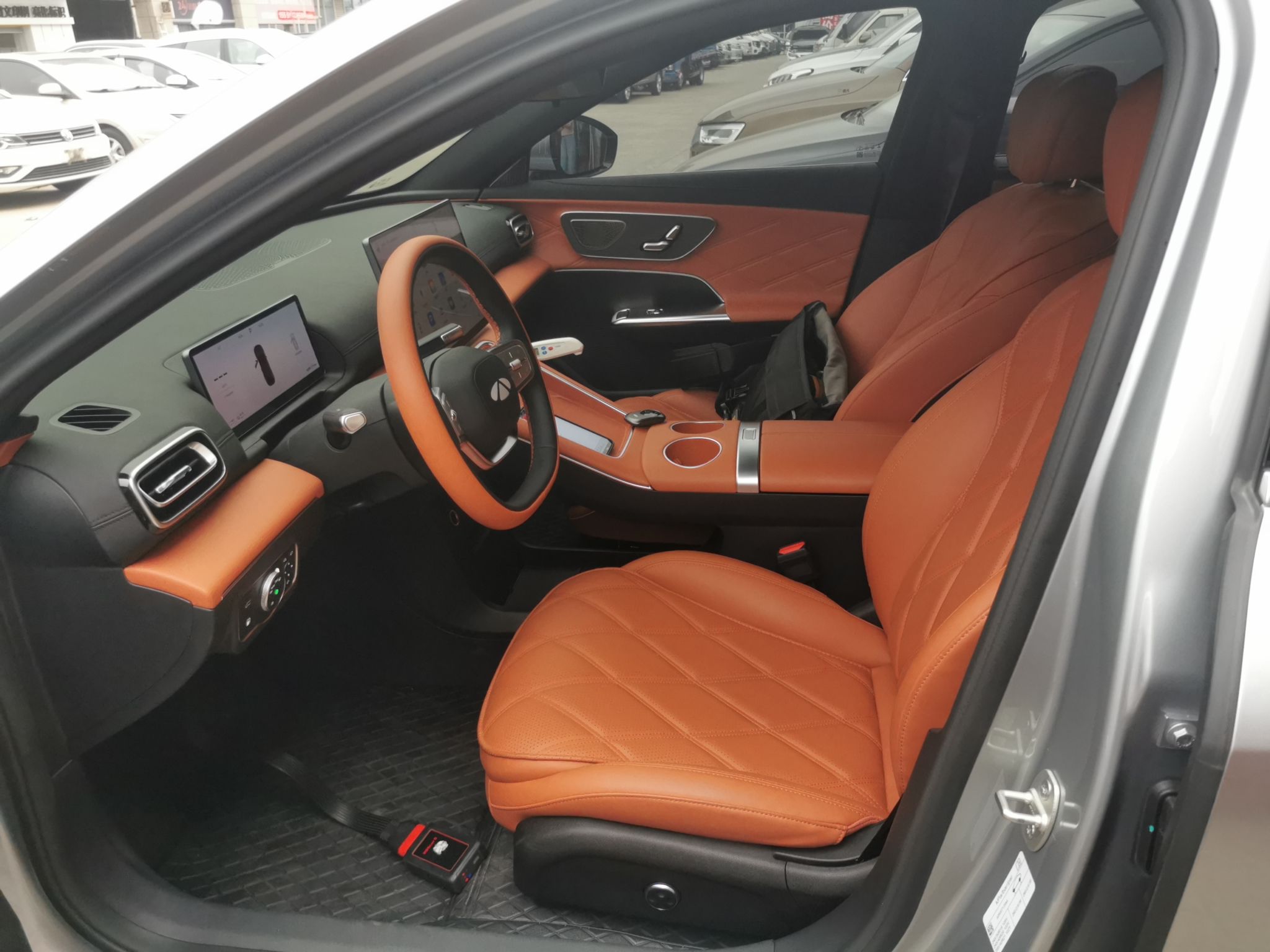 المقاعد الأمامية داخل السيارة