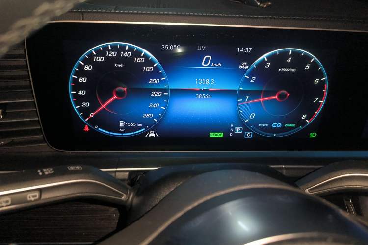 Used Mercedes-Benz GLS 2023 GLS 450 4MATIC Stylish Model Odometer Close Up